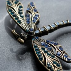 画像9: 英国 ヴィンテージブローチ「夢を運ぶ、蒼の羽音」青いトンボブローチ 運気の上昇 ドラゴンフライ 昆虫アクセサリー (9)