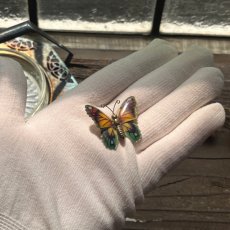 画像12: 英国 「光をまとった小さな旅人」アゲハ蝶ブローチ ヴィンテージブローチ 蝶モチーフ 昆虫アクセサリー (12)