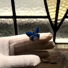 画像12: 英国 青い蝶ヴィンテージブローチ「青い風に導かれて、小さな幸運が舞い降りる」 蝶モチーフ  昆虫アクセサリー (12)