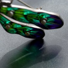 画像13: 英国ヴィンテージブローチ「光を纏う、小さな勝利のしるし」緑のトンボブローチ 勝負運の上昇 ドラゴンフライ プリカジュール (13)