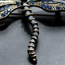 画像12: 英国 ヴィンテージブローチ「夢を運ぶ、蒼の羽音」青いトンボブローチ 運気の上昇 ドラゴンフライ 昆虫アクセサリー (12)