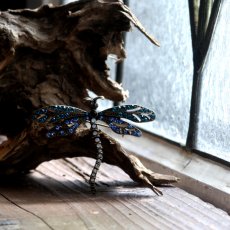 画像1: 英国 ヴィンテージブローチ「夢を運ぶ、蒼の羽音」青いトンボブローチ 運気の上昇 ドラゴンフライ 昆虫アクセサリー (1)