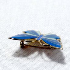 画像5: 英国 青い蝶ヴィンテージブローチ「青い風に導かれて、小さな幸運が舞い降りる」 蝶モチーフ  昆虫アクセサリー (5)