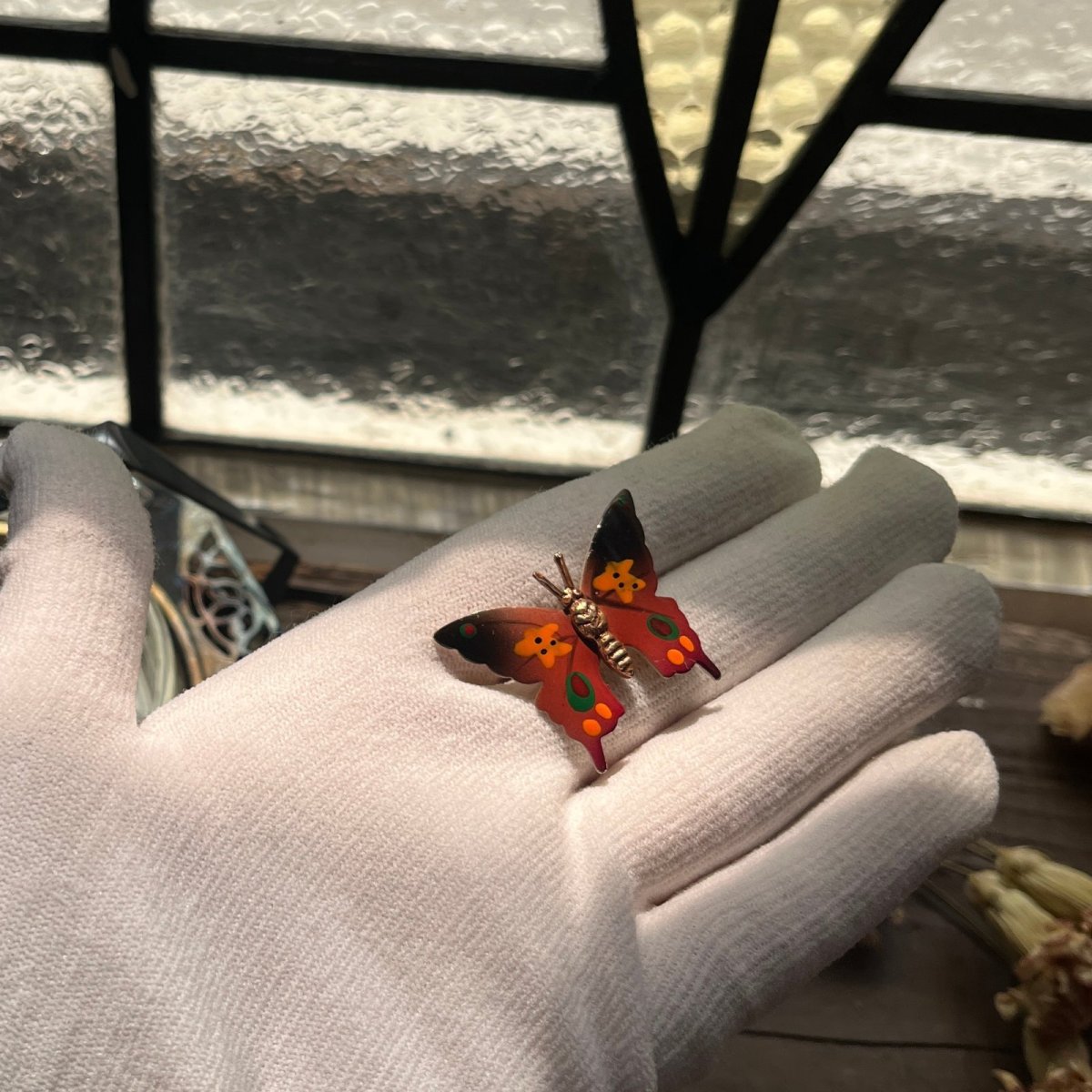 画像2: イギリス 蝶ブローチ「時を超えて、幸せを運ぶ羽」ヴィンテージブローチ 蝶モチーフ 昆虫アクセサリー (2)