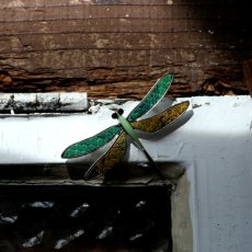 画像1: 英国 ヴィンテージブローチ「静かな決意を宿す、光の旅人」緑と黄色トンボブローチ 勝負運の上昇 ドラゴンフライ 昆虫アクセサリー (1)