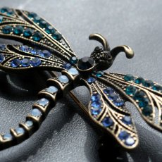 画像7: 英国 ヴィンテージブローチ「夢を運ぶ、蒼の羽音」青いトンボブローチ 運気の上昇 ドラゴンフライ 昆虫アクセサリー (7)
