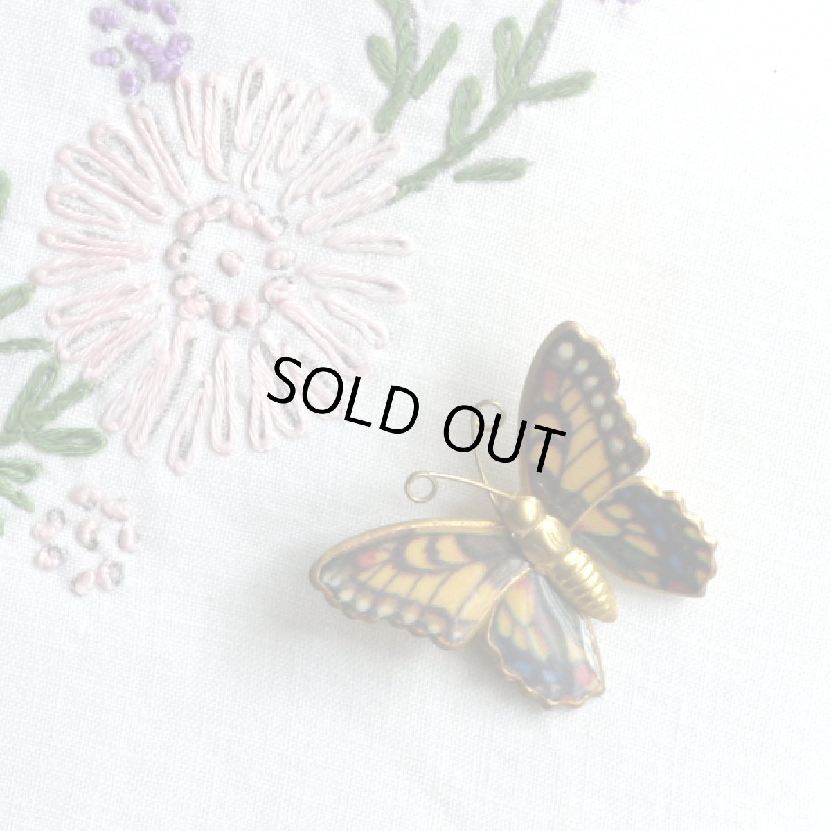 画像2: 英国ヴィンテージ アゲハ蝶ブローチ「風のささやきを聞きつけて、運命の蝶が舞い降りる」 ヴィンテージブローチ (2)