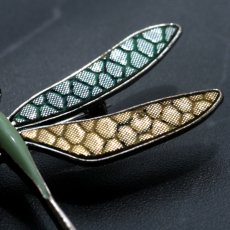 画像9: 英国 ヴィンテージブローチ「静かな決意を宿す、光の旅人」緑と黄色トンボブローチ 勝負運の上昇 ドラゴンフライ 昆虫アクセサリー (9)