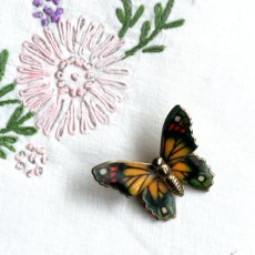 画像3: 英国 蝶ブローチ「風に乗って舞い降りた、希望の色彩」ヴィンテージブローチ 蝶モチーフ バタフライ 昆虫アクセサリー (3)