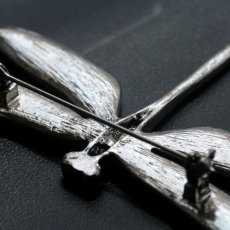 画像12: 英国 ヴィンテージブローチ「静かな決意を宿す、光の旅人」緑と黄色トンボブローチ 勝負運の上昇 ドラゴンフライ 昆虫アクセサリー (12)