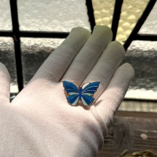 画像11: 英国 青い蝶ヴィンテージブローチ「青い風に導かれて、小さな幸運が舞い降りる」 蝶モチーフ  昆虫アクセサリー (11)