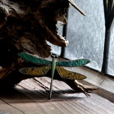 画像2: 英国 ヴィンテージブローチ「静かな決意を宿す、光の旅人」緑と黄色トンボブローチ 勝負運の上昇 ドラゴンフライ 昆虫アクセサリー (2)
