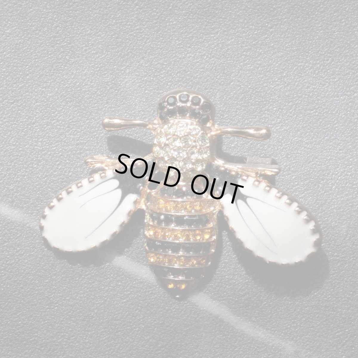 画像2: 英国 ヴィンテージ 昆虫アクセサリー「小さなつばさに、幸運を乗せて」ハチ蜂 ラインストーンブローチ  (2)