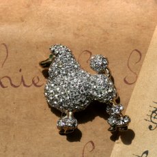 画像14: 英国 1960年代 ヴィンテージ プードル犬 クリスタル ブローチ「まるで物語から飛び出してきた、小さな優雅さ」イギリス アクセサリー (14)