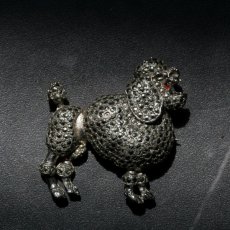 画像6: 1940年頃 英国 ヴィンテージ  「小さな守りびと」レトロな魅力を纏った プードル犬  マルカジット ブローチ イギリス アクセサリー (6)