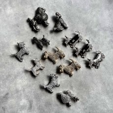 画像12: 1940年頃 英国 ヴィンテージ  「小さな守りびと」レトロな魅力を纏った プードル犬  マルカジット ブローチ イギリス アクセサリー (12)
