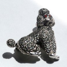 画像10: 1950年代 英国 ヴィンテージ「貴婦人のそばにいた小さな騎士」お座りプードル犬 マルカジット ブローチ イギリス アクセサリー (10)