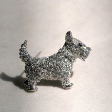 画像2: 英国 1960年代 ヴィンテージ テリア犬「とときの忠誠、永遠のきらめき」クリスタル ブローチ イギリス アクセサリー (2)