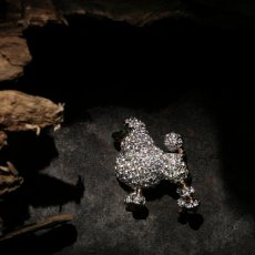 画像4: 英国 1960年代 ヴィンテージ プードル犬 クリスタル ブローチ「まるで物語から飛び出してきた、小さな優雅さ」イギリス アクセサリー (4)