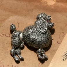 画像4: 1940年頃 英国 ヴィンテージ  「小さな守りびと」レトロな魅力を纏った プードル犬  マルカジット ブローチ イギリス アクセサリー (4)