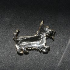 画像2: 英国 ヴィンテージ テリア犬 ブローチ「雨の日も、風の日も、あなたのそばに」ブラックエナメル  イギリス アクセサリー (2)