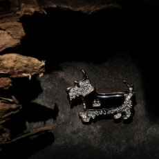 画像5: 英国 ヴィンテージ テリア犬 ブローチ「雨の日も、風の日も、あなたのそばに」ブラックエナメル  イギリス アクセサリー (5)