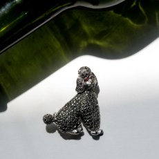画像9: 1950年代 英国 ヴィンテージ「貴婦人のそばにいた小さな騎士」お座りプードル犬 マルカジット ブローチ イギリス アクセサリー (9)