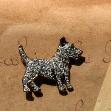画像3: 英国 1960年代 ヴィンテージ テリア犬 クリスタル ブローチ「小さな守り手、時を超えて」イギリス アクセサリー (3)