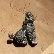 画像4: 1950年代 英国 ヴィンテージ「貴婦人のそばにいた小さな騎士」お座りプードル犬 マルカジット ブローチ イギリス アクセサリー (4)