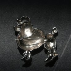 画像7: 1940年頃 英国 ヴィンテージ  「小さな守りびと」レトロな魅力を纏った プードル犬  マルカジット ブローチ イギリス アクセサリー (7)