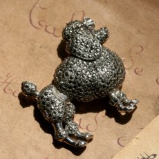 画像3: 1940年頃 英国 ヴィンテージ  「小さな守りびと」レトロな魅力を纏った プードル犬  マルカジット ブローチ イギリス アクセサリー (3)