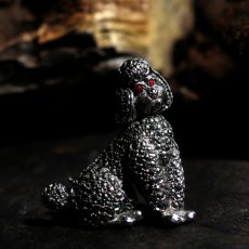 画像1: 1950年代 英国 ヴィンテージ「貴婦人のそばにいた小さな騎士」お座りプードル犬 マルカジット ブローチ イギリス アクセサリー (1)