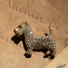 画像1: 英国 1960年代 ヴィンテージブローチ「まばゆい午後、忠犬のまなざし」ゴールドテリア犬 ラインストーン イギリス アクセサリー EW0348 (1)