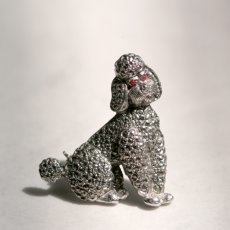 画像3: 1950年代 英国 ヴィンテージ「貴婦人のそばにいた小さな騎士」お座りプードル犬 マルカジット ブローチ イギリス アクセサリー (3)