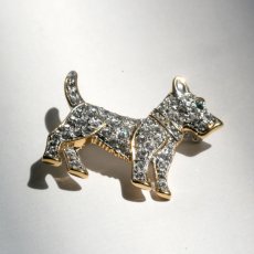 画像8: 英国 1960年代 ヴィンテージ テリア犬 クリスタル ブローチ「小さな守り手、時を超えて」イギリス アクセサリー (8)