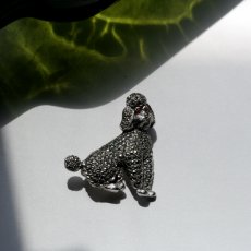 画像8: 1950年代 英国 ヴィンテージ「貴婦人のそばにいた小さな騎士」お座りプードル犬 マルカジット ブローチ イギリス アクセサリー (8)