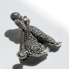 画像11: 1950年代 英国 ヴィンテージ「貴婦人のそばにいた小さな騎士」お座りプードル犬 マルカジット ブローチ イギリス アクセサリー (11)