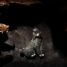 画像2: 1950年代 英国 ヴィンテージ「貴婦人のそばにいた小さな騎士」お座りプードル犬 マルカジット ブローチ イギリス アクセサリー (2)