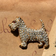 画像2: 英国 1960年代 ヴィンテージブローチ「まばゆい午後、忠犬のまなざし」ゴールドテリア犬 ラインストーン イギリス アクセサリー EW0348 (2)