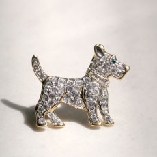 画像1: 英国 1960年代 ヴィンテージ テリア犬 クリスタル ブローチ「小さな守り手、時を超えて」イギリス アクセサリー (1)