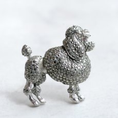 画像2: 1940年頃 英国 ヴィンテージ  「小さな守りびと」レトロな魅力を纏った プードル犬  マルカジット ブローチ イギリス アクセサリー (2)