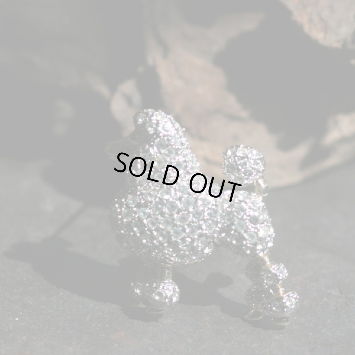 画像2: 英国 1960年代 ヴィンテージ プードル犬 クリスタル ブローチ「まるで物語から飛び出してきた、小さな優雅さ」イギリス アクセサリー (2)