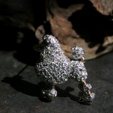 画像2: 英国 1960年代 ヴィンテージ プードル犬 クリスタル ブローチ「まるで物語から飛び出してきた、小さな優雅さ」イギリス アクセサリー (2)