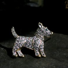 画像13: 英国 1960年代 ヴィンテージ テリア犬 クリスタル ブローチ「小さな守り手、時を超えて」イギリス アクセサリー (13)