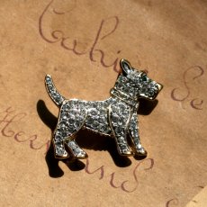 画像2: 英国 1960年代 ヴィンテージ テリア犬 クリスタル ブローチ「小さな守り手、時を超えて」イギリス アクセサリー (2)