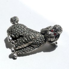 画像13: 1950年代 英国 ヴィンテージ「貴婦人のそばにいた小さな騎士」お座りプードル犬 マルカジット ブローチ イギリス アクセサリー (13)