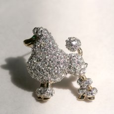 画像1: 英国 1960年代 ヴィンテージ プードル犬 クリスタル ブローチ「まるで物語から飛び出してきた、小さな優雅さ」イギリス アクセサリー (1)
