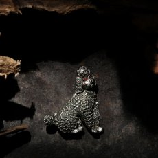 画像5: 1950年代 英国 ヴィンテージ「貴婦人のそばにいた小さな騎士」お座りプードル犬 マルカジット ブローチ イギリス アクセサリー (5)