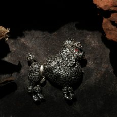 画像5: 1940年頃 英国 ヴィンテージ  「小さな守りびと」レトロな魅力を纏った プードル犬  マルカジット ブローチ イギリス アクセサリー (5)