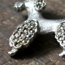 画像4: 1950年頃 英国 ヴィンテージ プードル犬 マルカジットブローチ「小さな誇り、高貴なきらめき」イギリス アクセサリー (4)